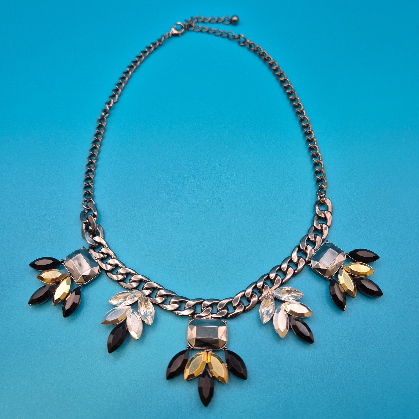 Vintage Statement-Kette mit geschliffenen Schmucksteinen in Anthrazit-Optik