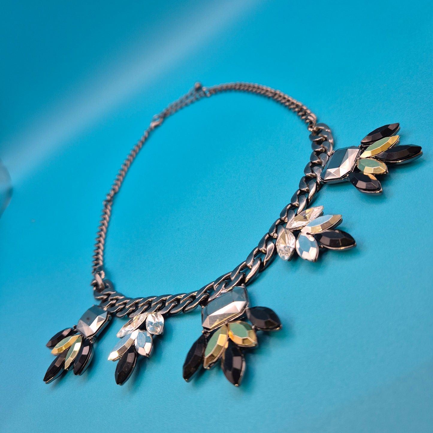 Vintage Statement-Kette mit geschliffenen Schmucksteinen in Anthrazit-Optik