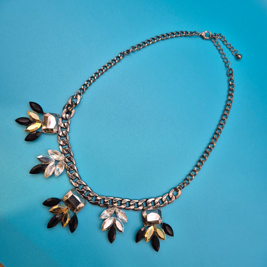 Vintage Statement-Kette mit geschliffenen Schmucksteinen in Anthrazit-Optik