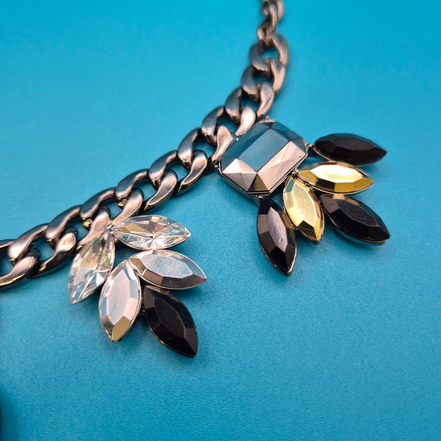 Vintage Statement-Kette mit geschliffenen Schmucksteinen in Anthrazit-Optik