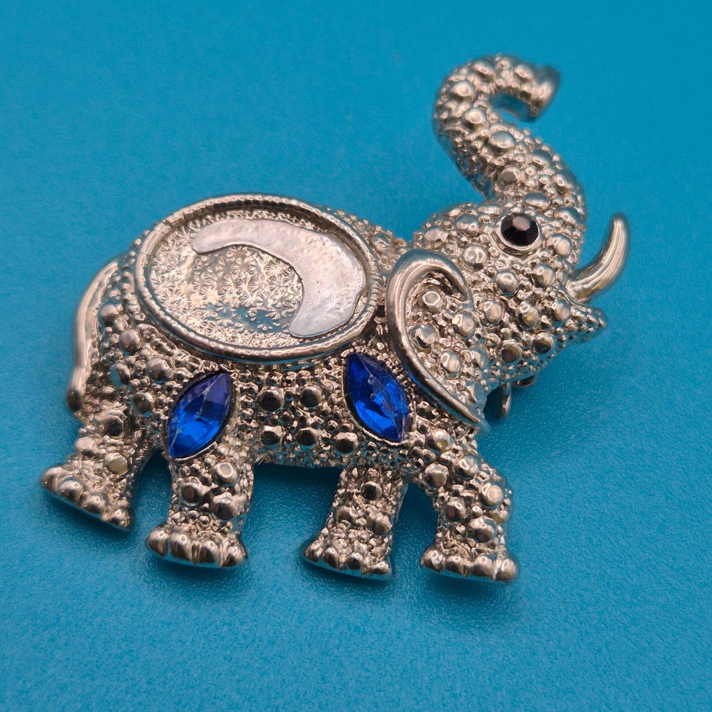Vintage Elefanten-Brosche in Silber-Optik mit blauen Zirkonia-Akzenten