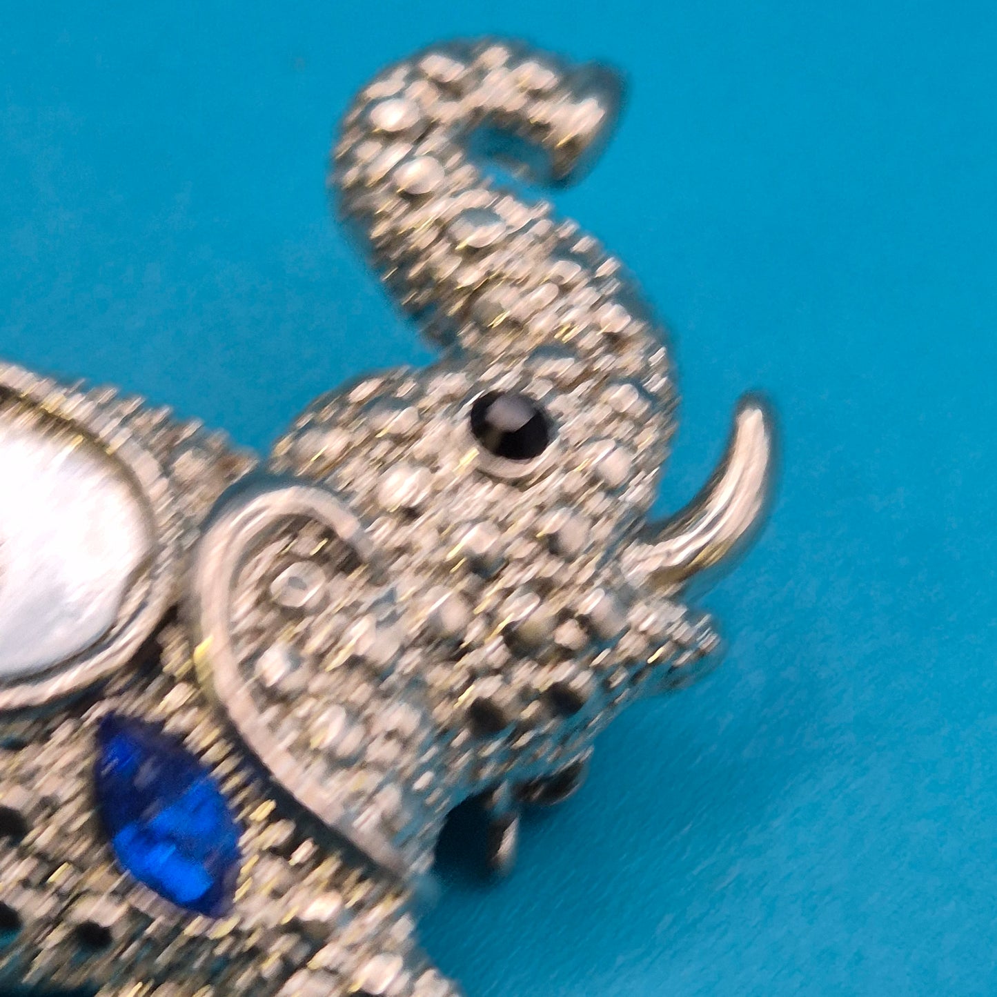 Vintage Elefanten-Brosche in Silber-Optik mit blauen Zirkonia-Akzenten