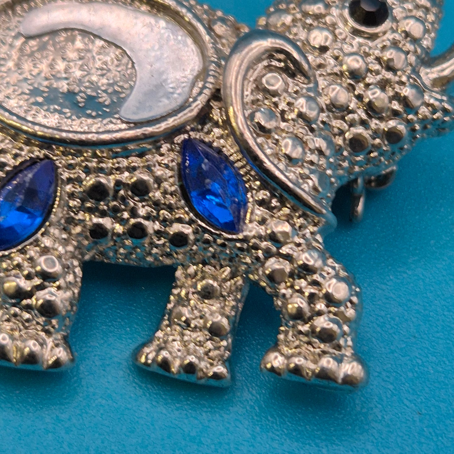Vintage Elefanten-Brosche in Silber-Optik mit blauen Zirkonia-Akzenten