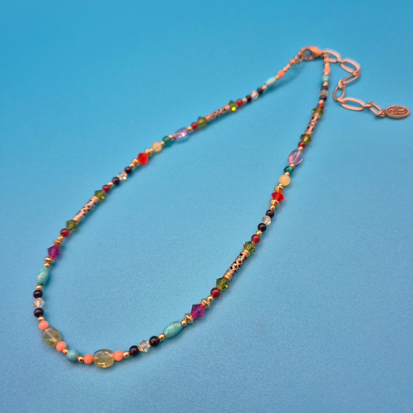 Bunte Vintage Perlenkette mit geschliffenen Kristallen und Gold-Finish