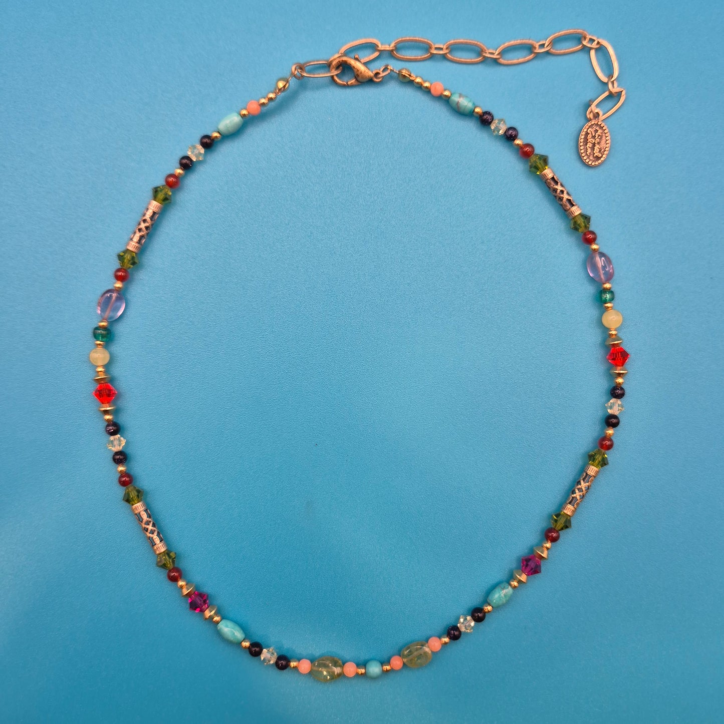 Bunte Vintage Perlenkette mit geschliffenen Kristallen und Gold-Finish