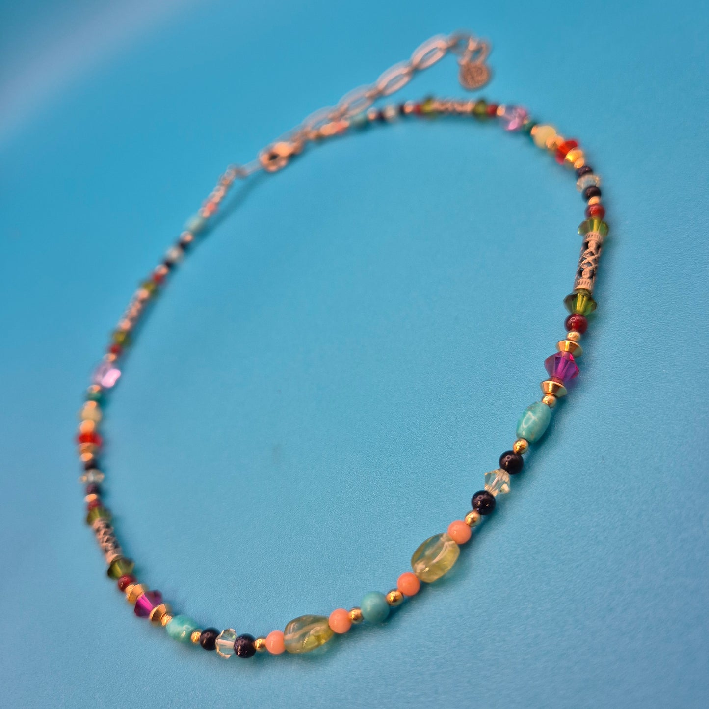 Bunte Vintage Perlenkette mit geschliffenen Kristallen und Gold-Finish