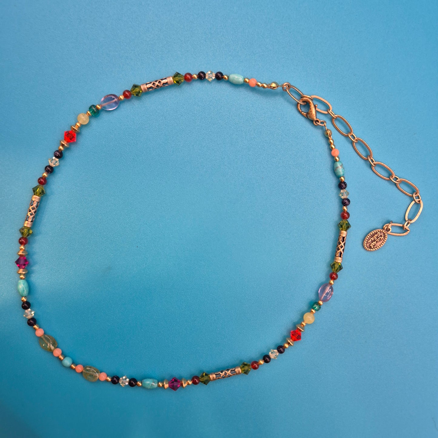 Bunte Vintage Perlenkette mit geschliffenen Kristallen und Gold-Finish