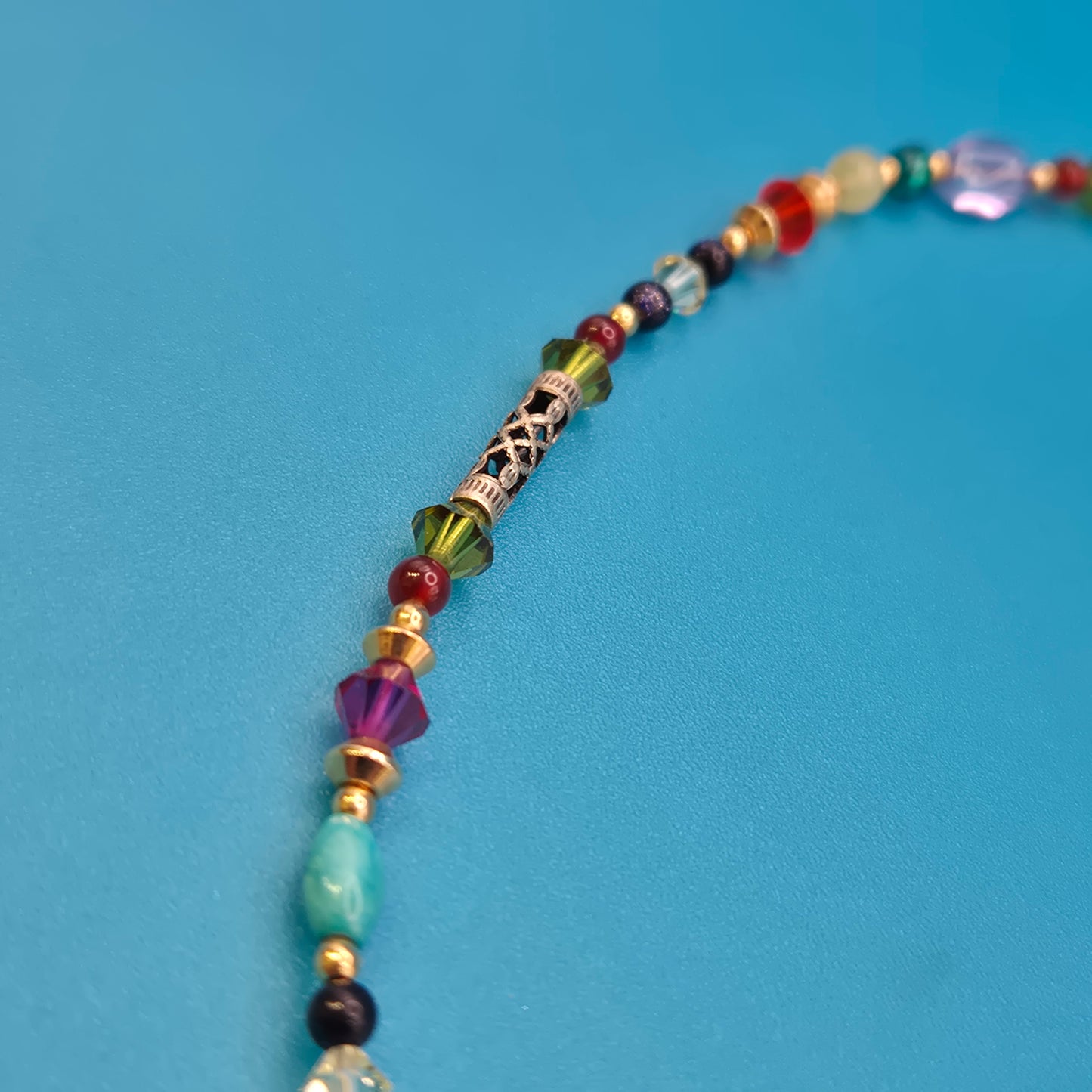 Bunte Vintage Perlenkette mit geschliffenen Kristallen und Gold-Finish
