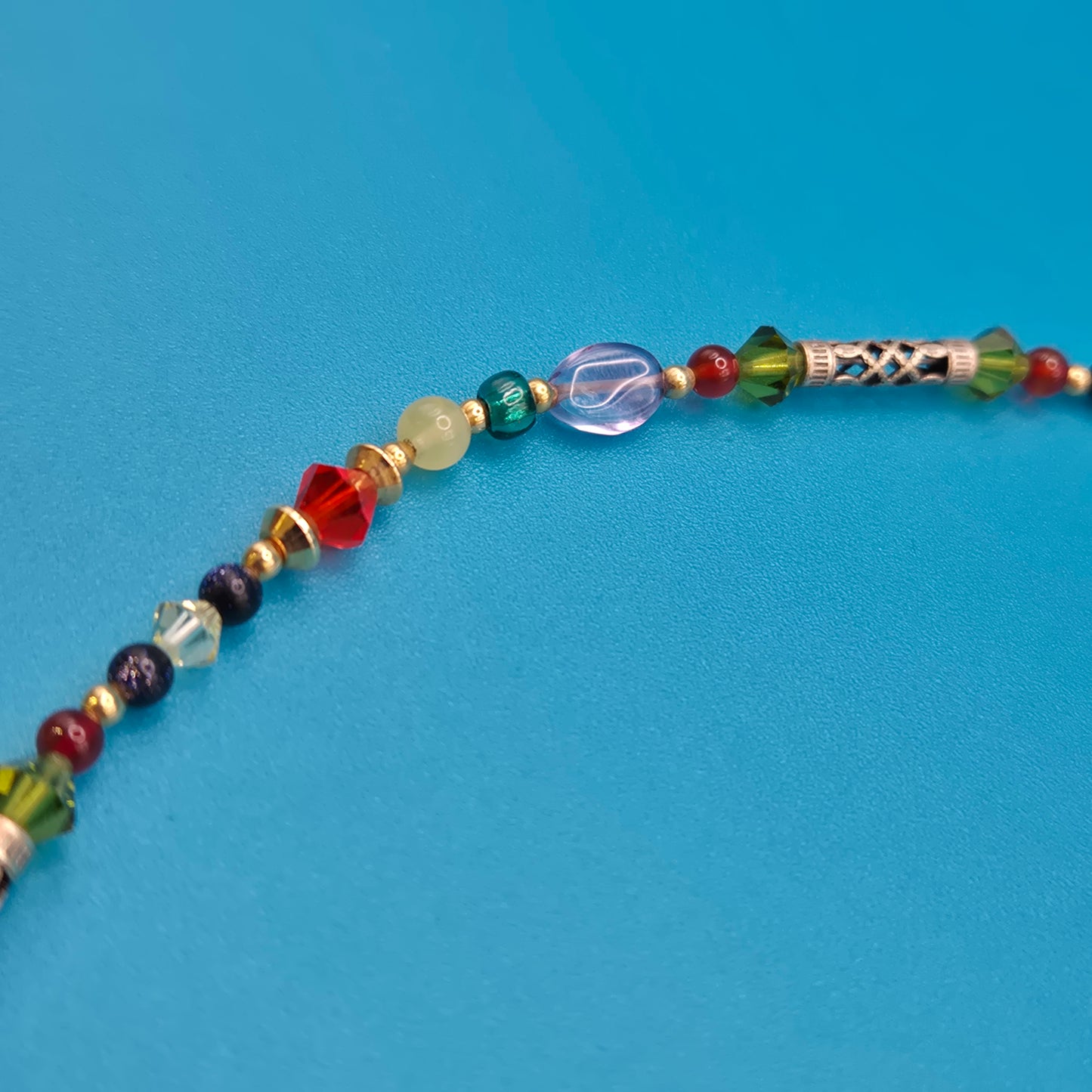 Bunte Vintage Perlenkette mit geschliffenen Kristallen und Gold-Finish