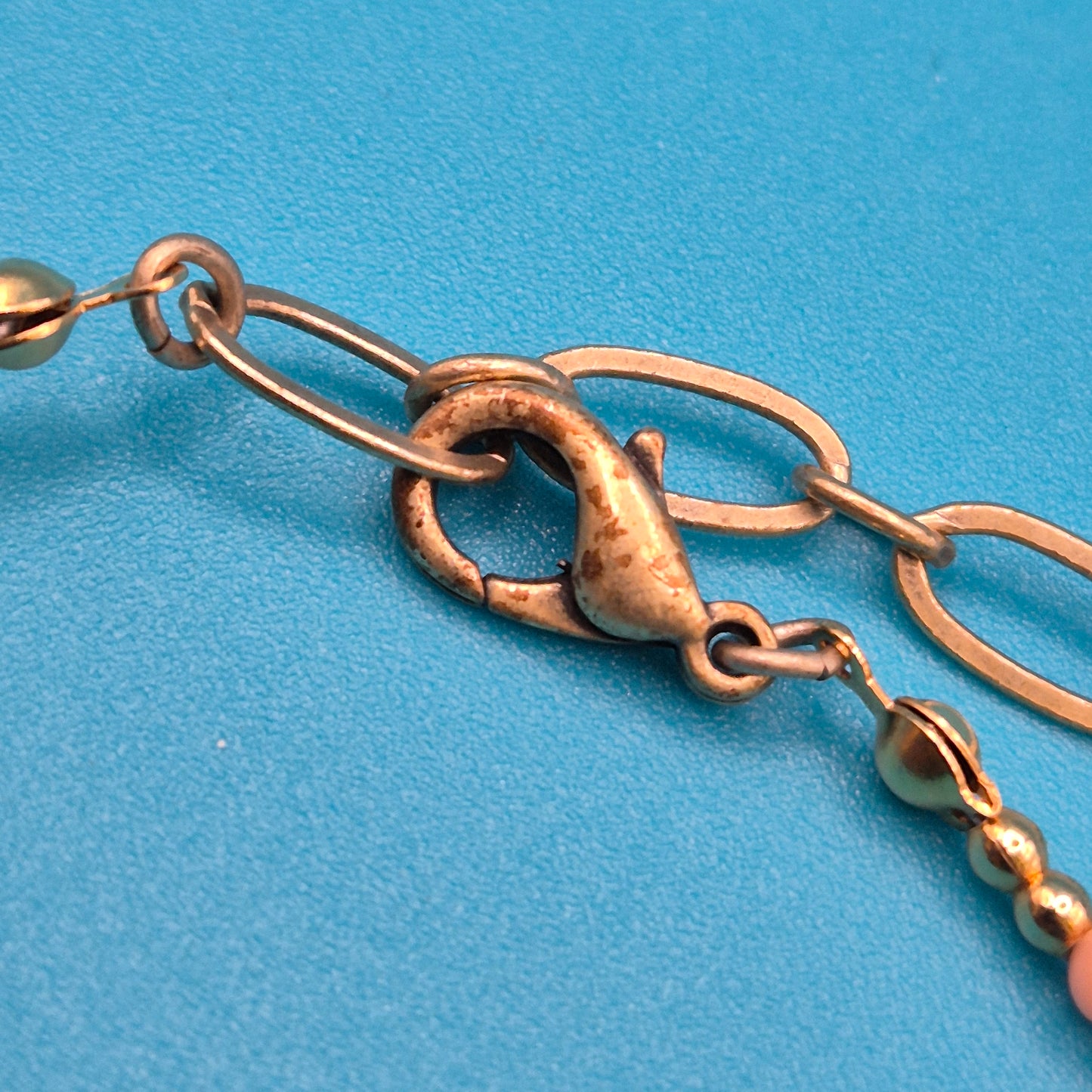 Bunte Vintage Perlenkette mit geschliffenen Kristallen und Gold-Finish