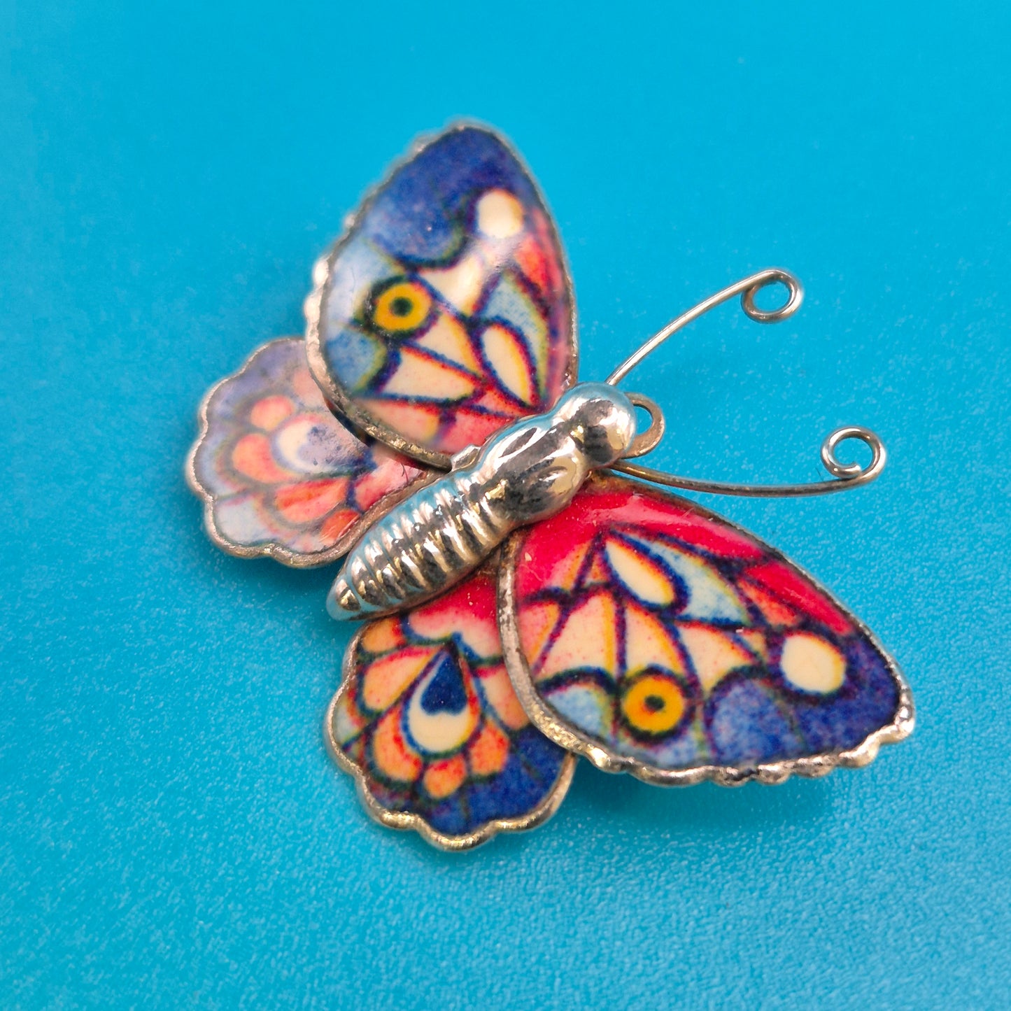 Wunderschöne Vintage Emaille Schmetterlingsbrosche mit bunten Flügeln