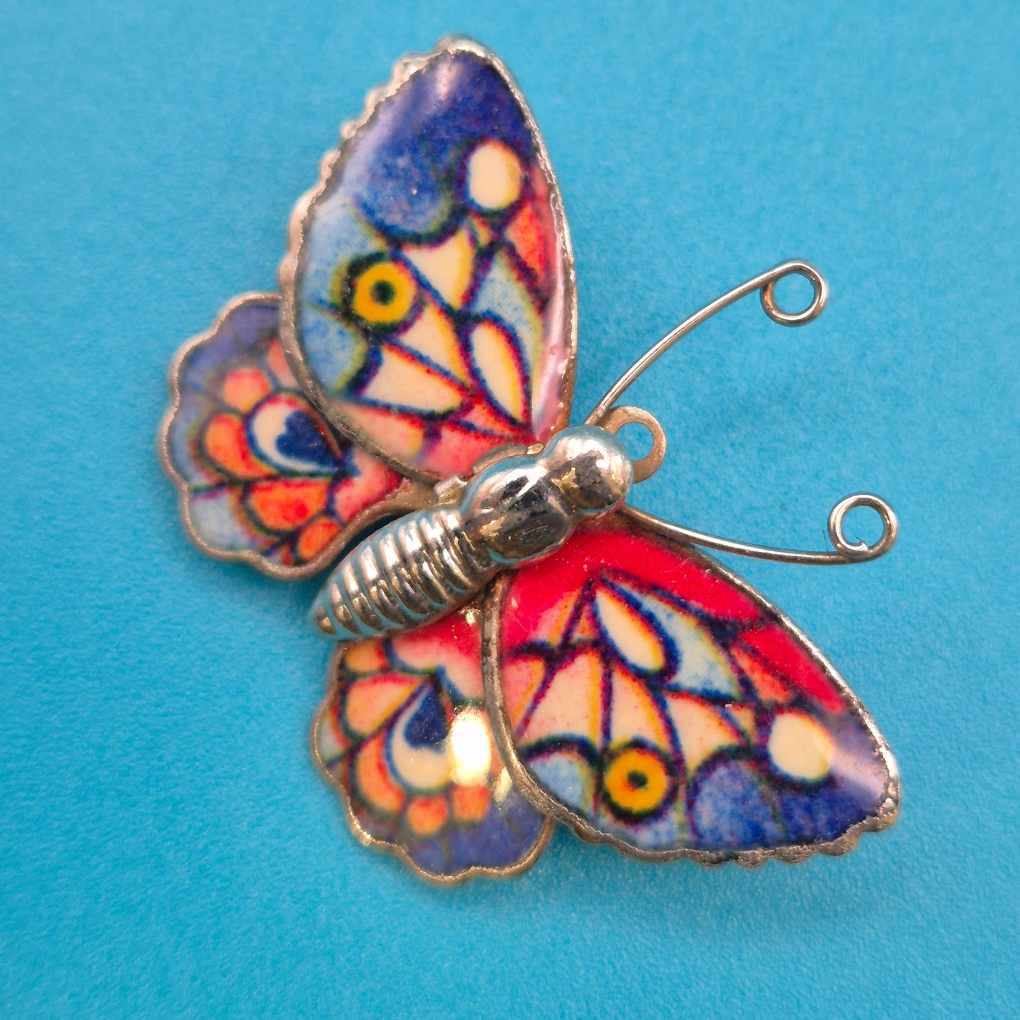 Wunderschöne Vintage Emaille Schmetterlingsbrosche mit bunten Flügeln