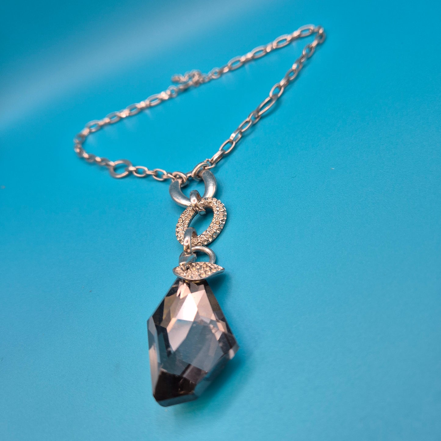 Vintage Kette mit anthrazitfarbenem Kristall-Anhänger in Silber-Optik