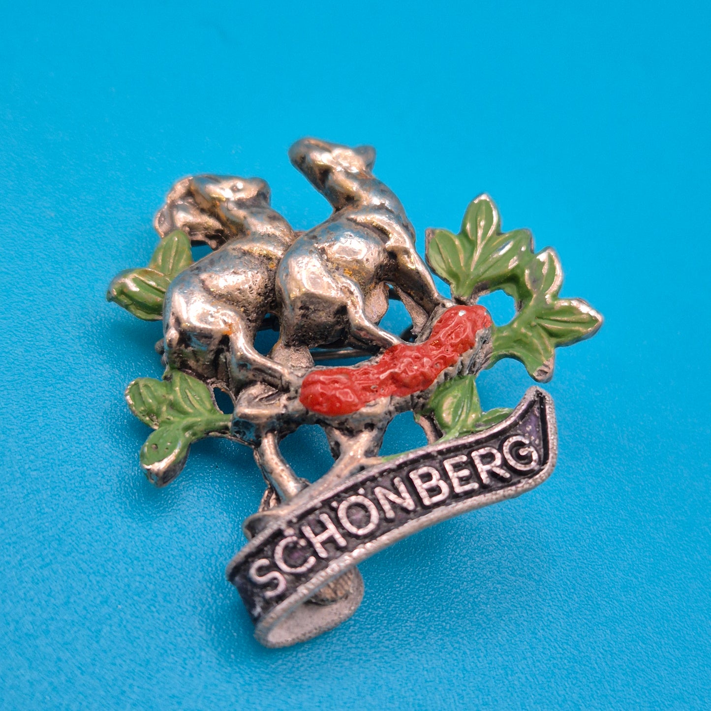 Vintage Emaille-Brosche "Schönberg" mit Bergziegen-Motiv