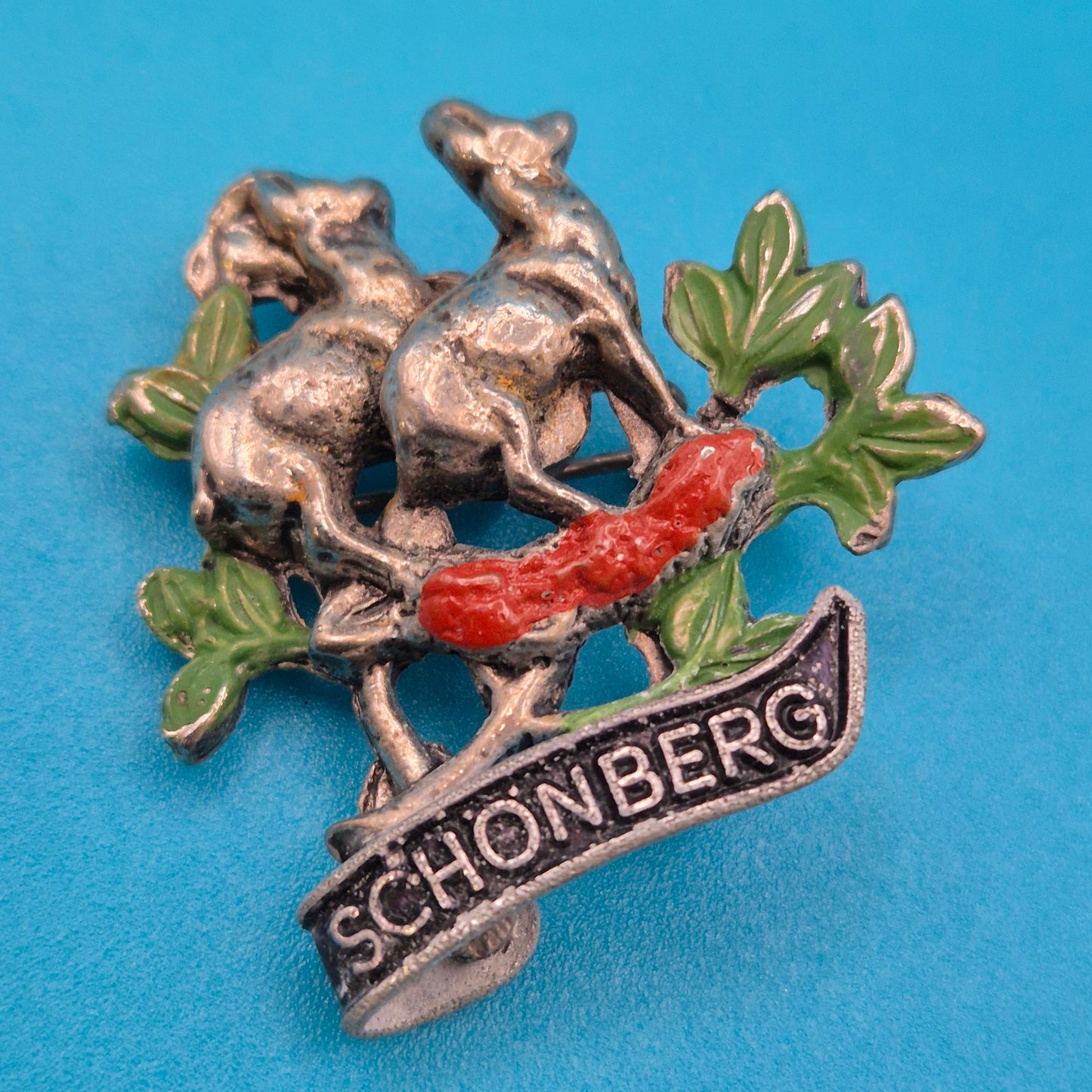 Vintage Emaille-Brosche "Schönberg" mit Bergziegen-Motiv