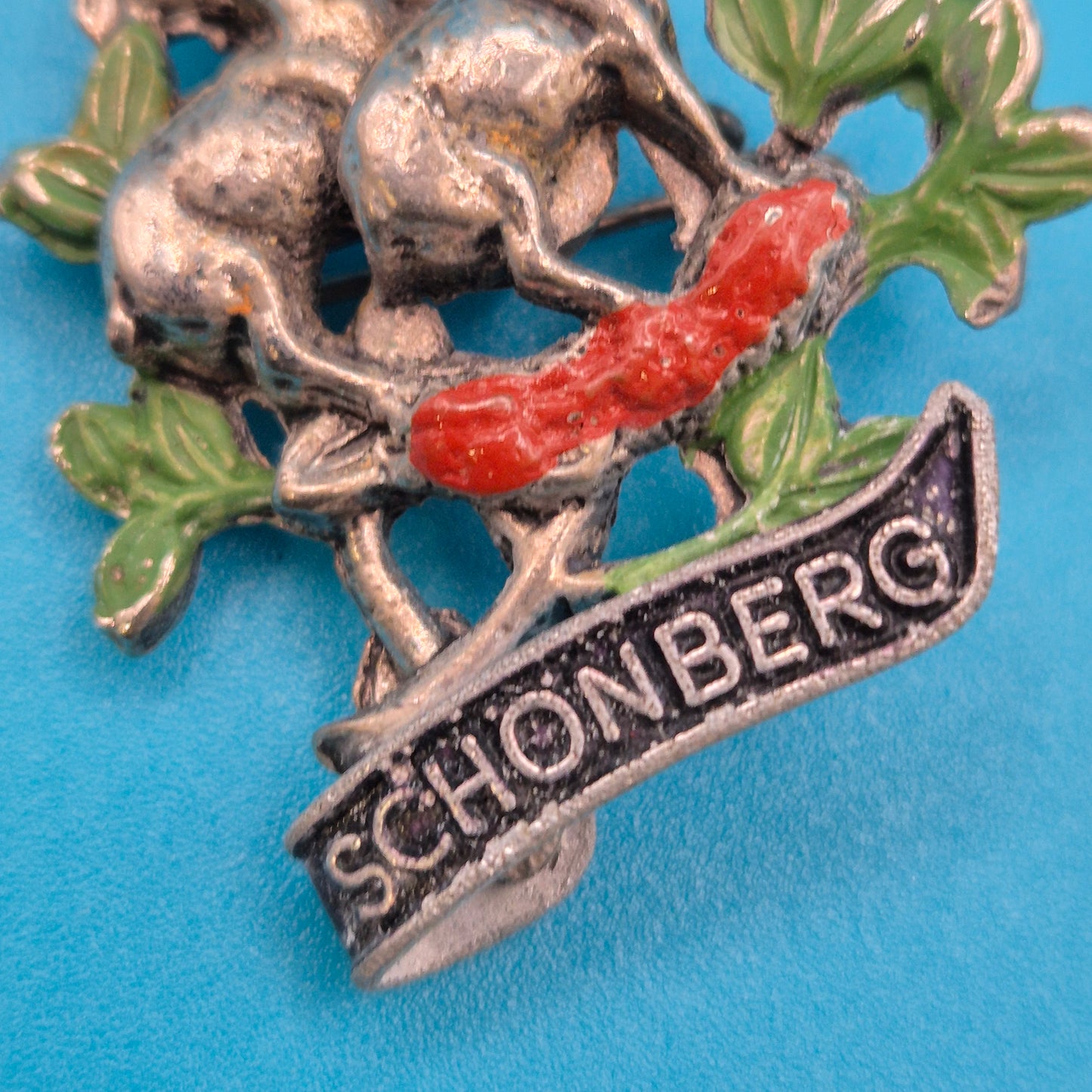 Vintage Emaille-Brosche "Schönberg" mit Bergziegen-Motiv
