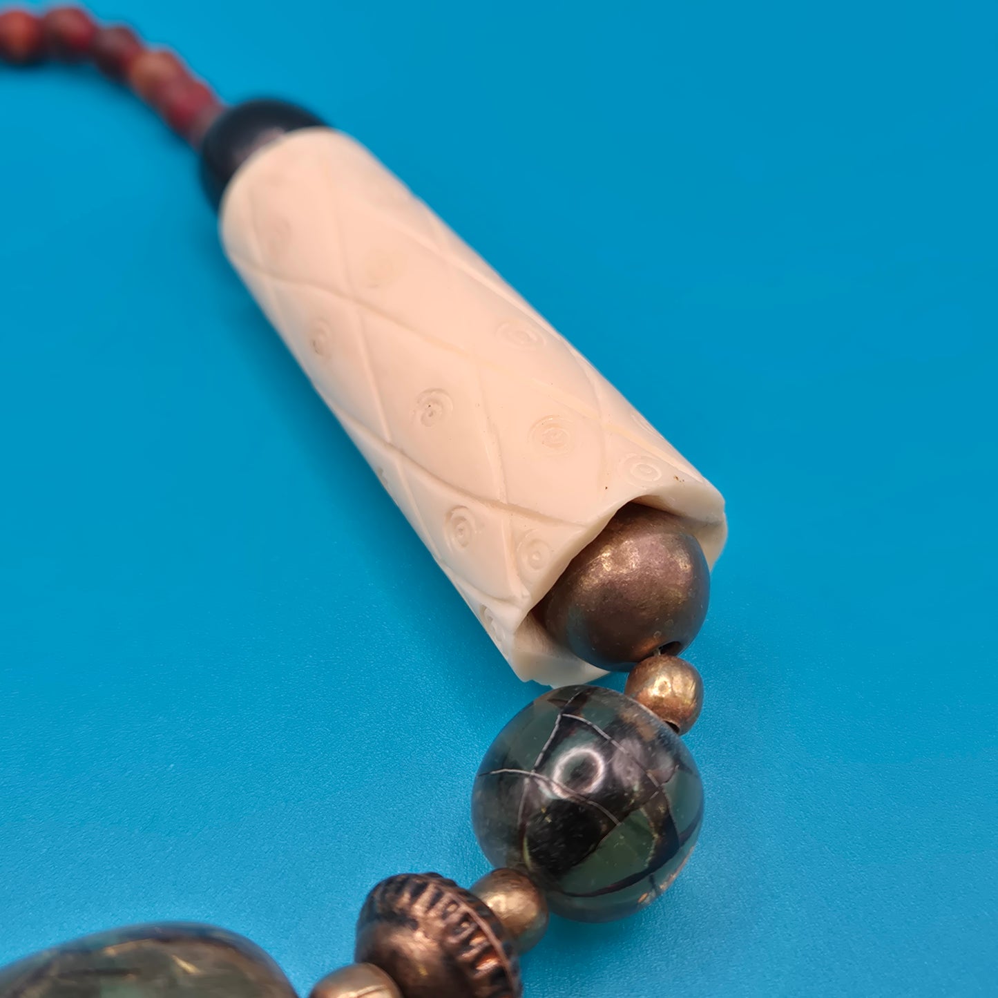 Ethno Statement Kette mit antikem Anhänger und geschnitzten Knochenperlen