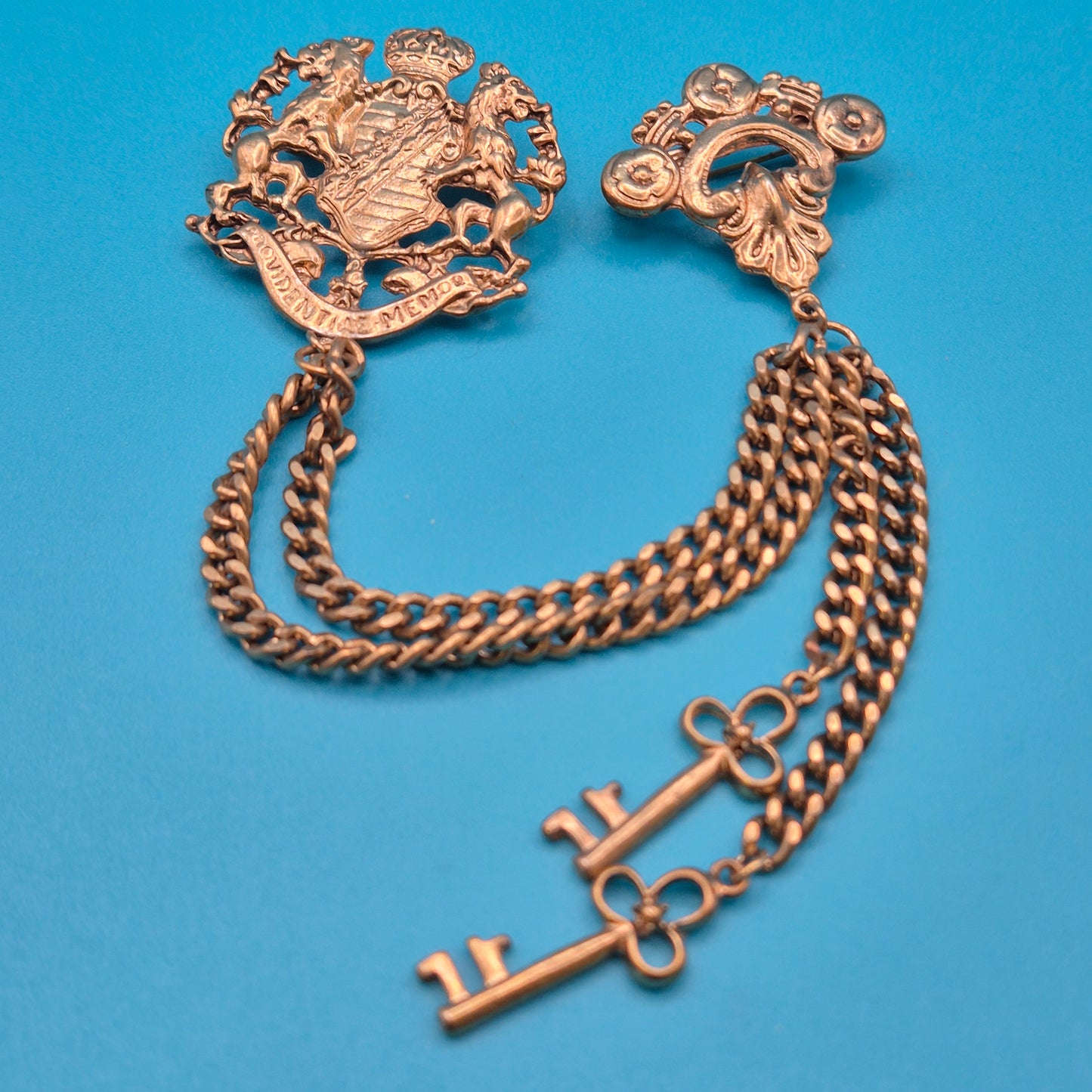 Antike Wappen Brosche mit Ketten und Schlüsseln im viktorianischen Stil