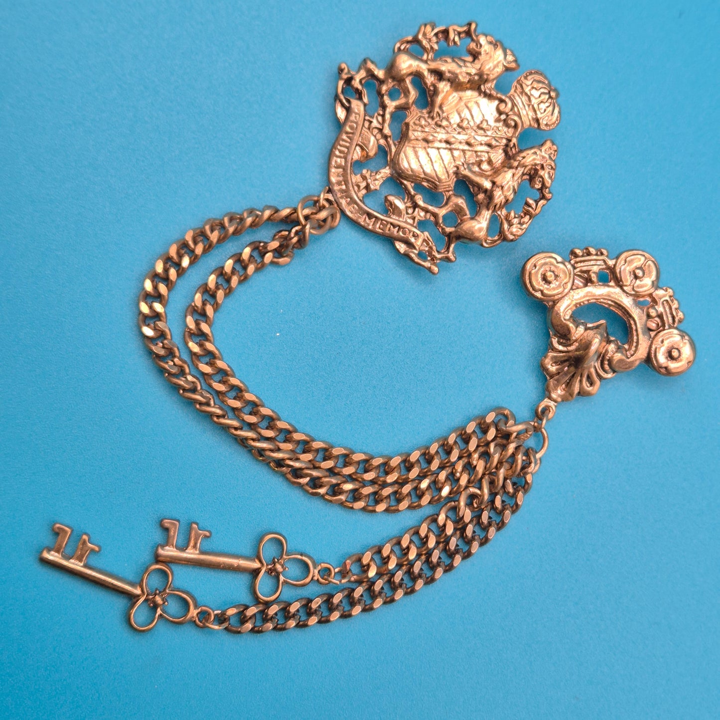 Antike Wappen Brosche mit Ketten und Schlüsseln im viktorianischen Stil