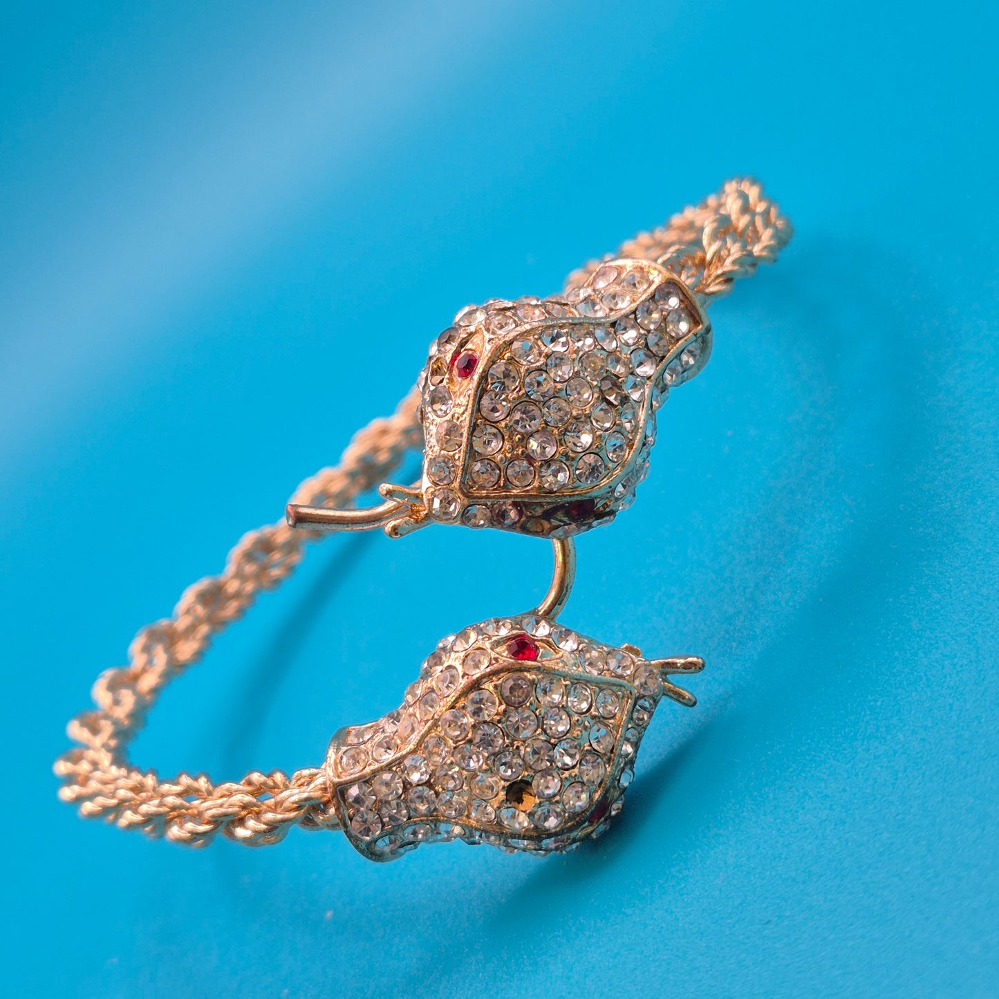 Vintage Doppel-Schlangenkopf Armreif mit Strassbesatz Goldfarben