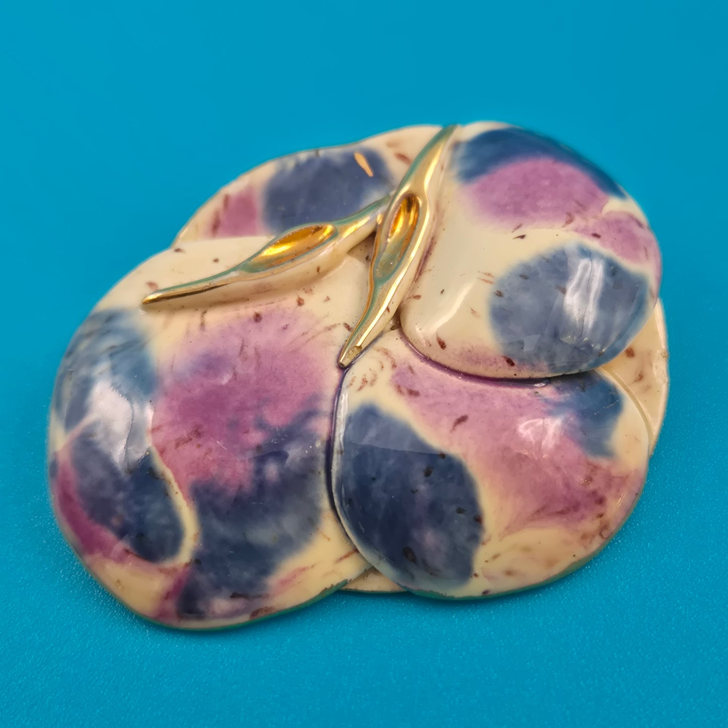 Vintage Emaille-Brosche in Pastelltönen mit goldfarbenen Akzenten