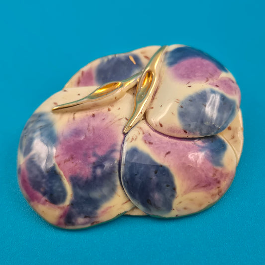 Vintage Emaille-Brosche in Pastelltönen mit goldfarbenen Akzenten