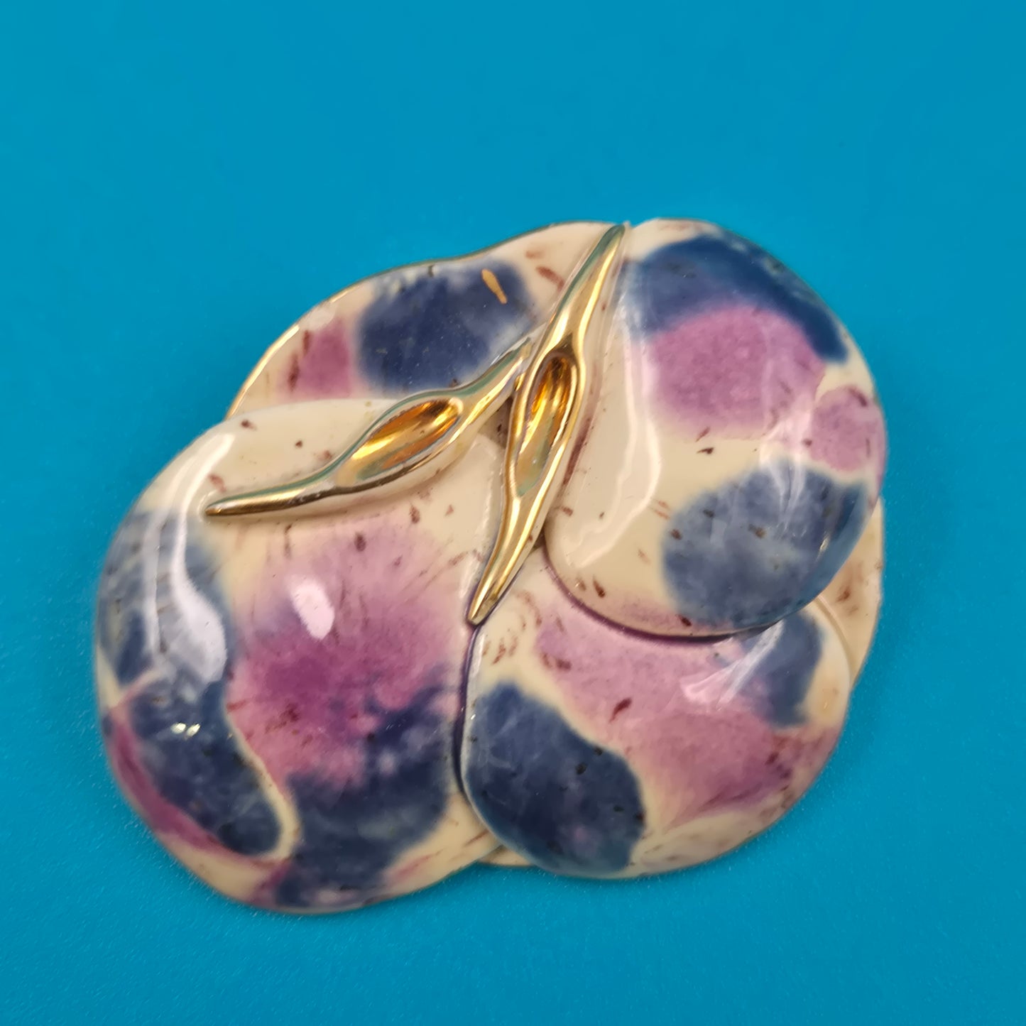 Vintage Emaille-Brosche in Pastelltönen mit goldfarbenen Akzenten