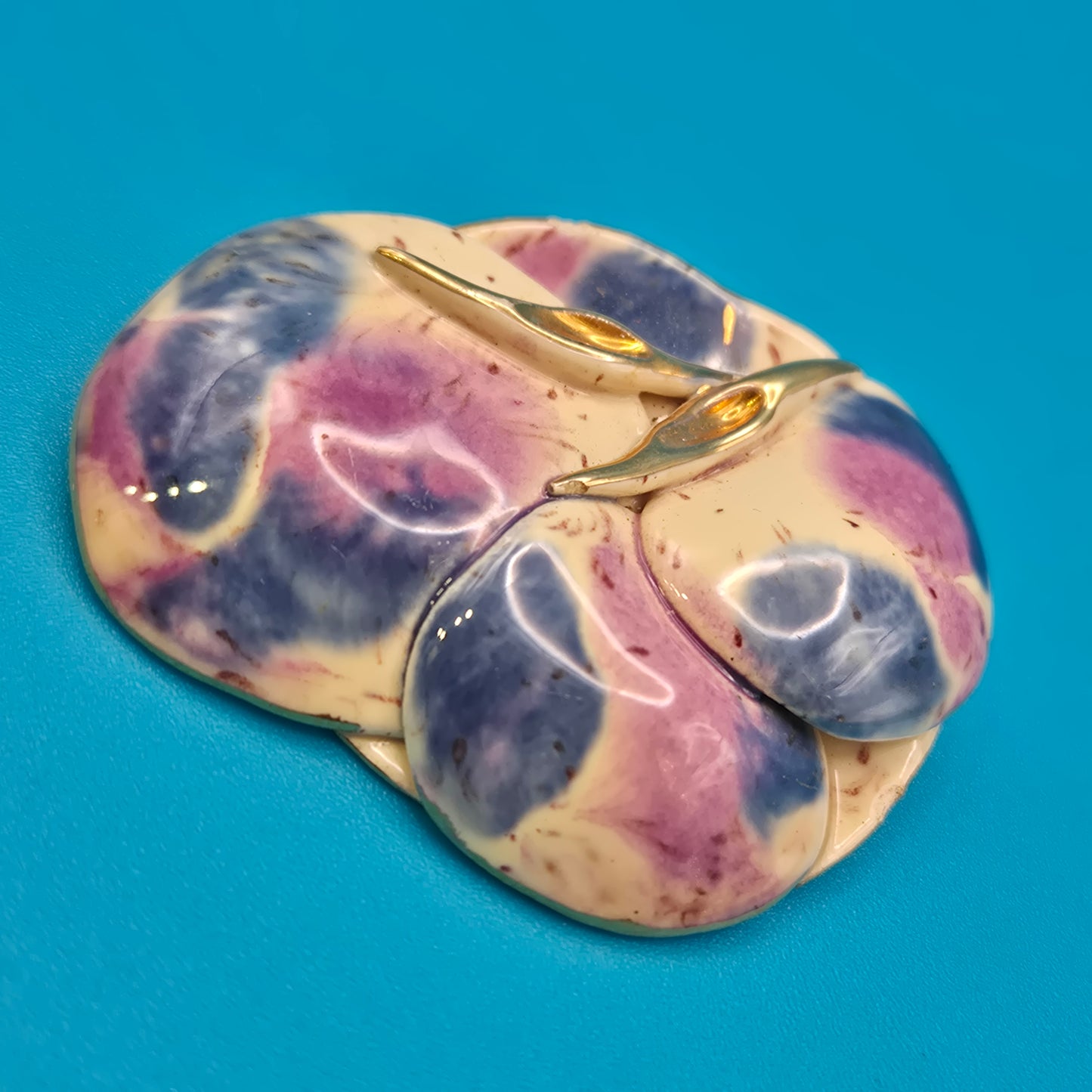 Vintage Emaille-Brosche in Pastelltönen mit goldfarbenen Akzenten