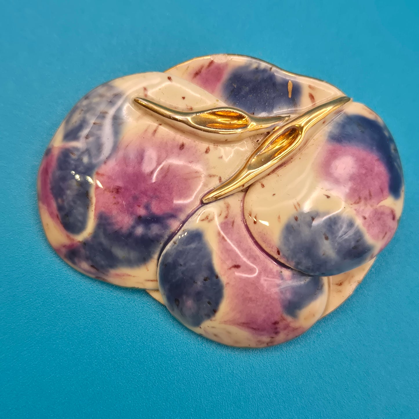 Vintage Emaille-Brosche in Pastelltönen mit goldfarbenen Akzenten