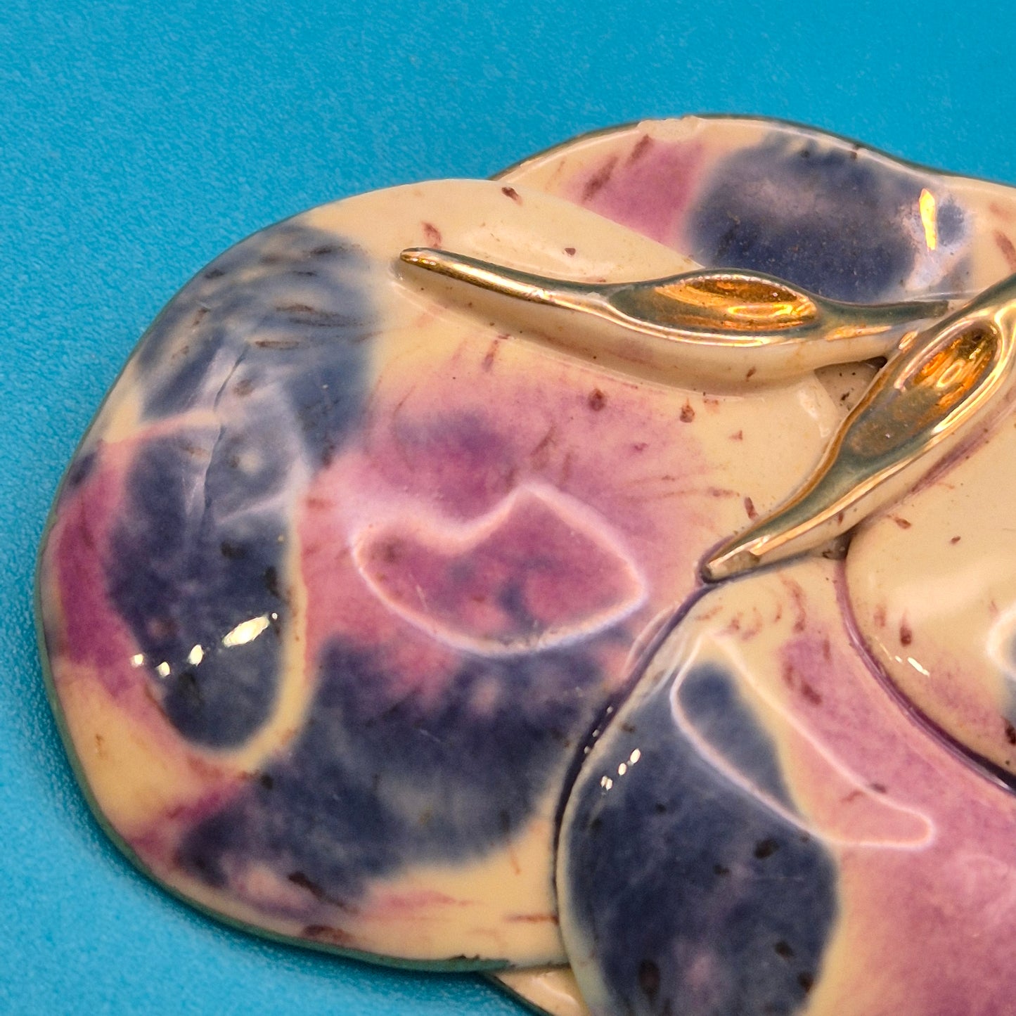 Vintage Emaille-Brosche in Pastelltönen mit goldfarbenen Akzenten
