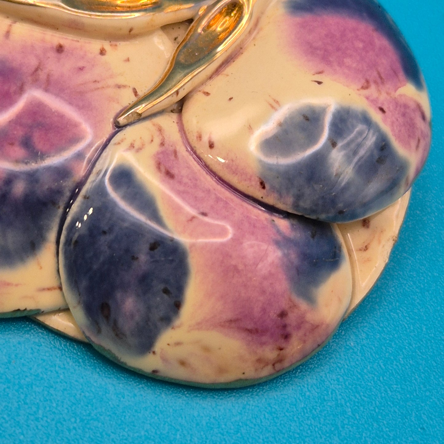 Vintage Emaille-Brosche in Pastelltönen mit goldfarbenen Akzenten