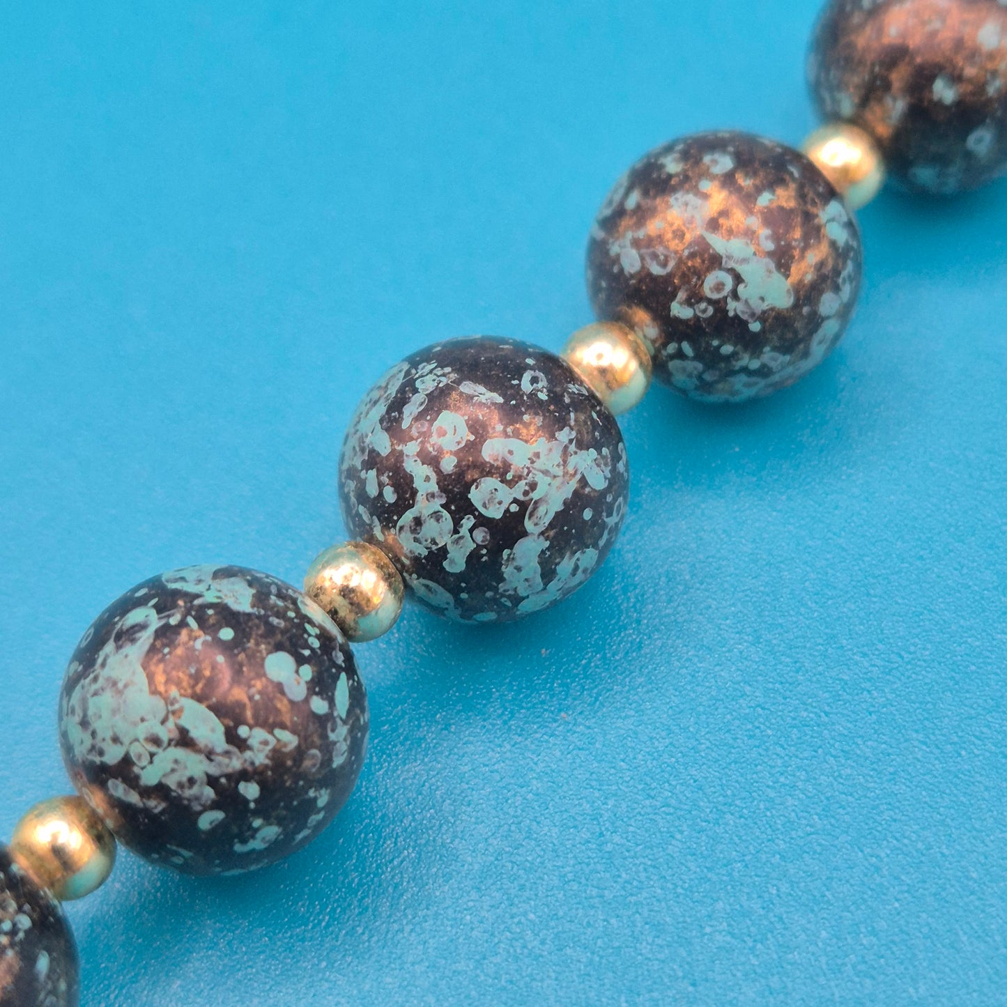 Vintage Statement-Kette mit marmorierten Kugeln in Bronze und Türkis