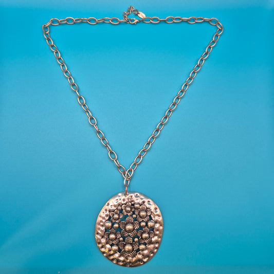 Vintage Statement-Kette mit großem gehämmertem Blumen-Anhänger