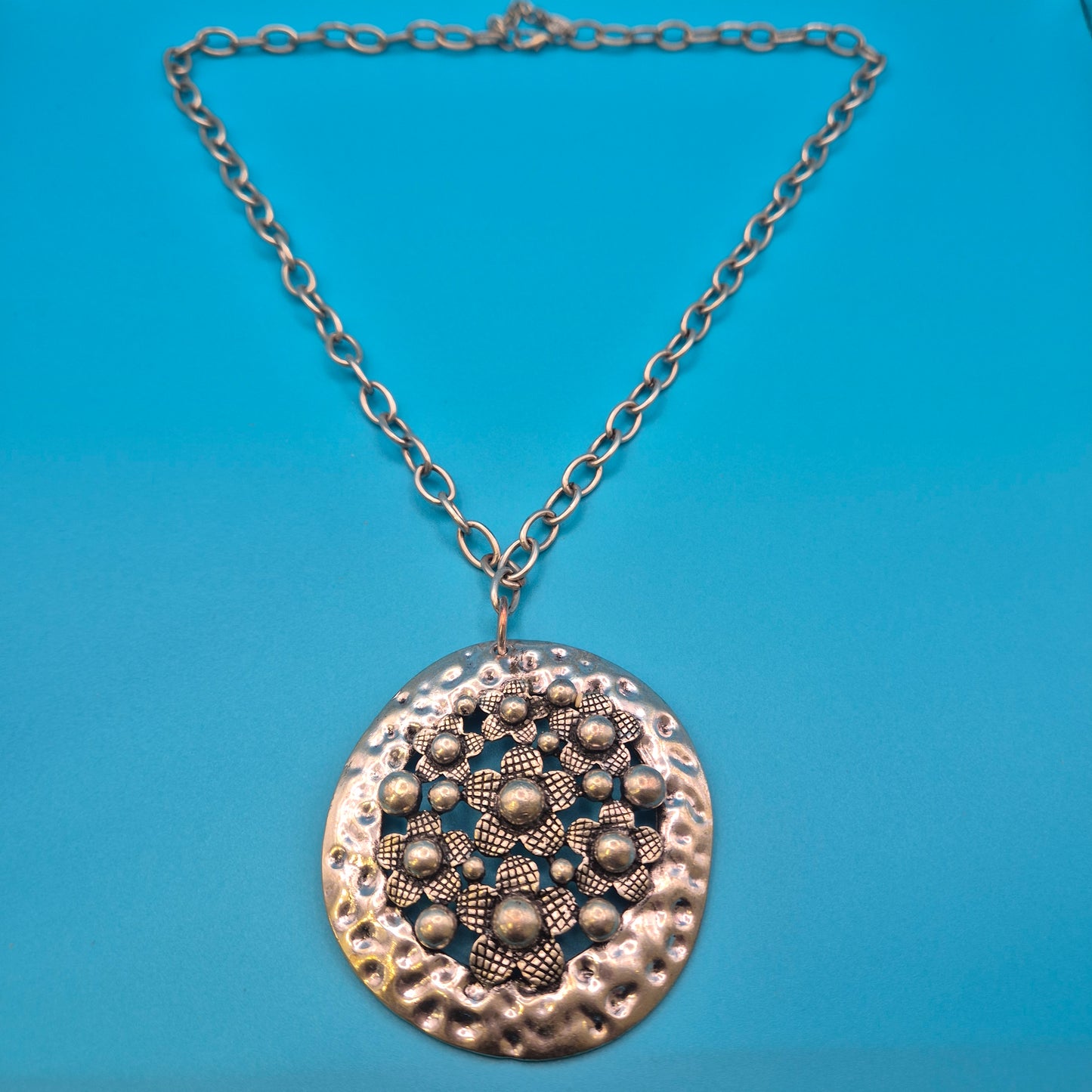 Vintage Statement-Kette mit großem gehämmertem Blumen-Anhänger
