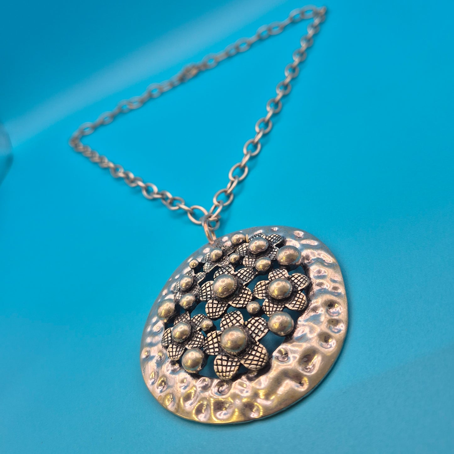Vintage Statement-Kette mit großem gehämmertem Blumen-Anhänger