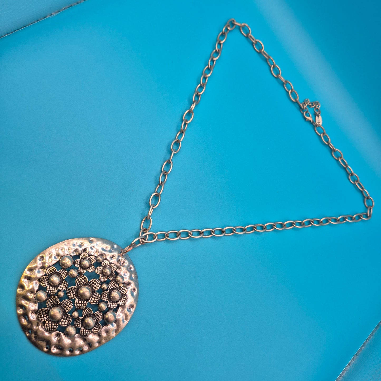 Vintage Statement-Kette mit großem gehämmertem Blumen-Anhänger