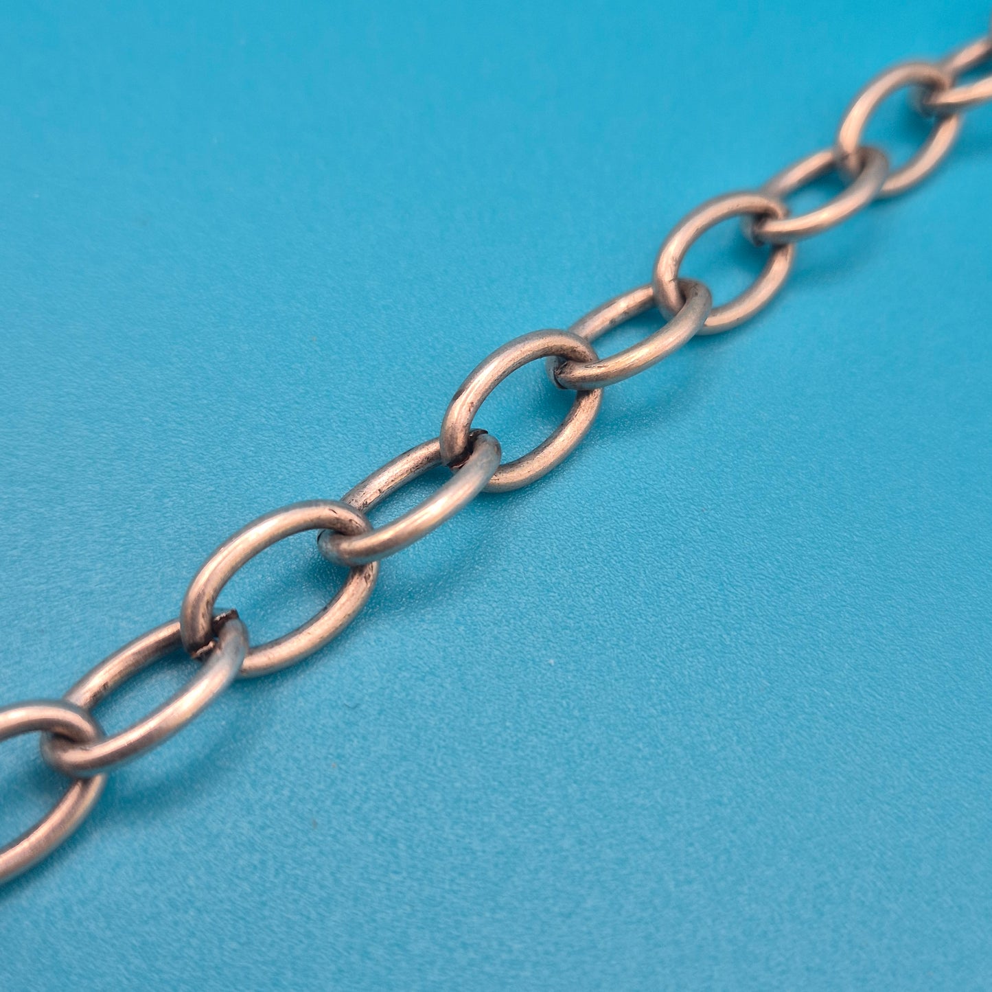 Vintage Statement-Kette mit großem gehämmertem Blumen-Anhänger
