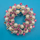 Vintage Brosche in Kranzform mit Perlen und rosa Strasssteinen