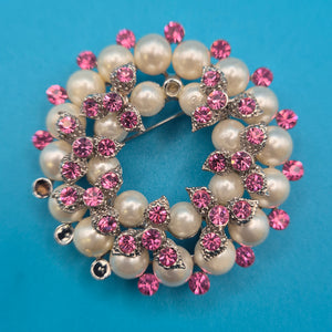 Vintage Brosche in Kranzform mit Perlen und rosa Strasssteinen