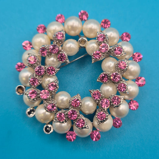 Vintage Brosche in Kranzform mit Perlen und rosa Strasssteinen