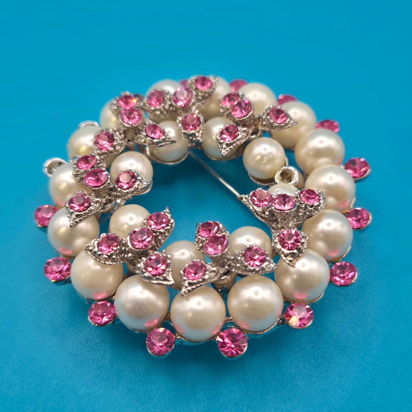 Vintage Brosche in Kranzform mit Perlen und rosa Strasssteinen