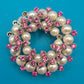 Vintage Brosche in Kranzform mit Perlen und rosa Strasssteinen