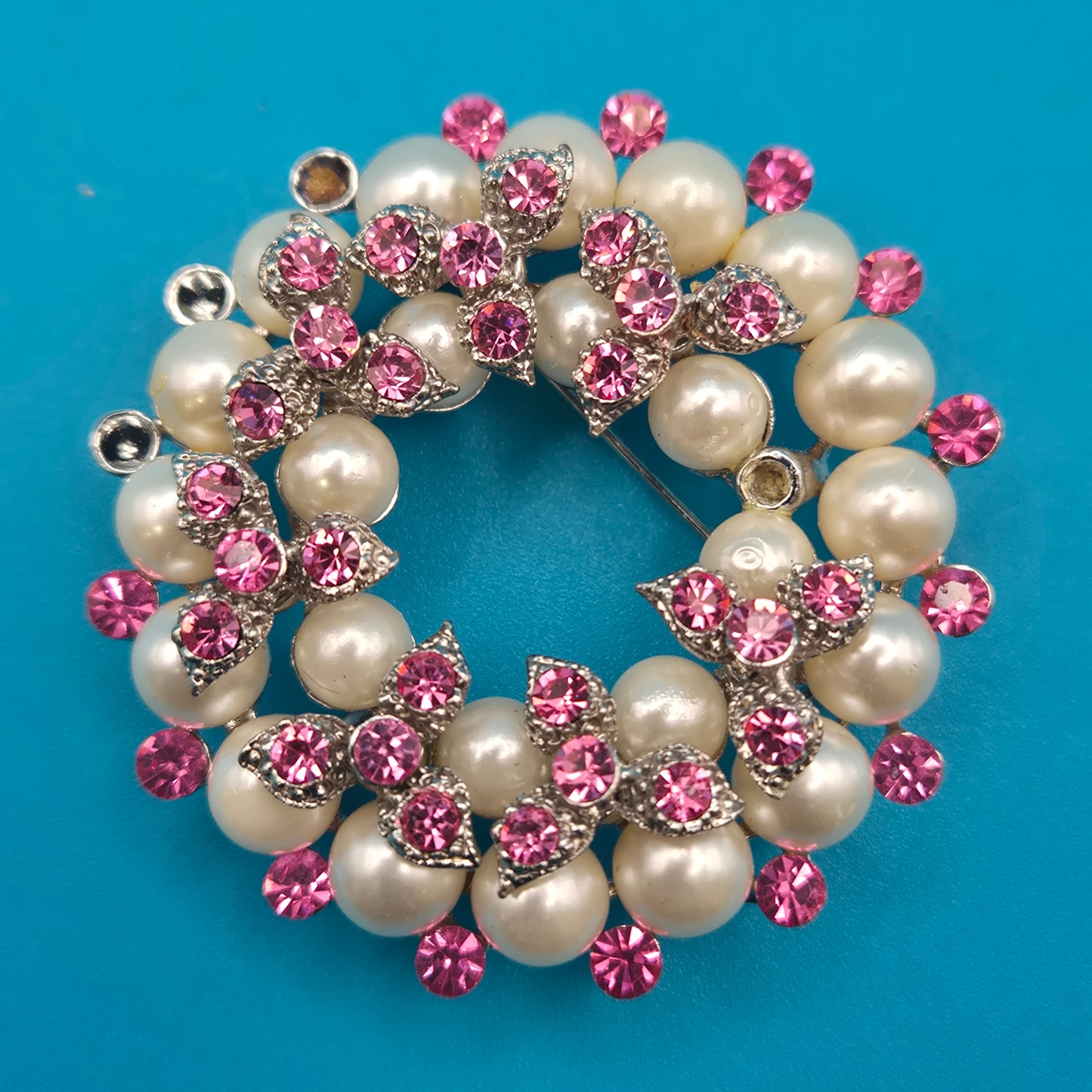 Vintage Brosche in Kranzform mit Perlen und rosa Strasssteinen