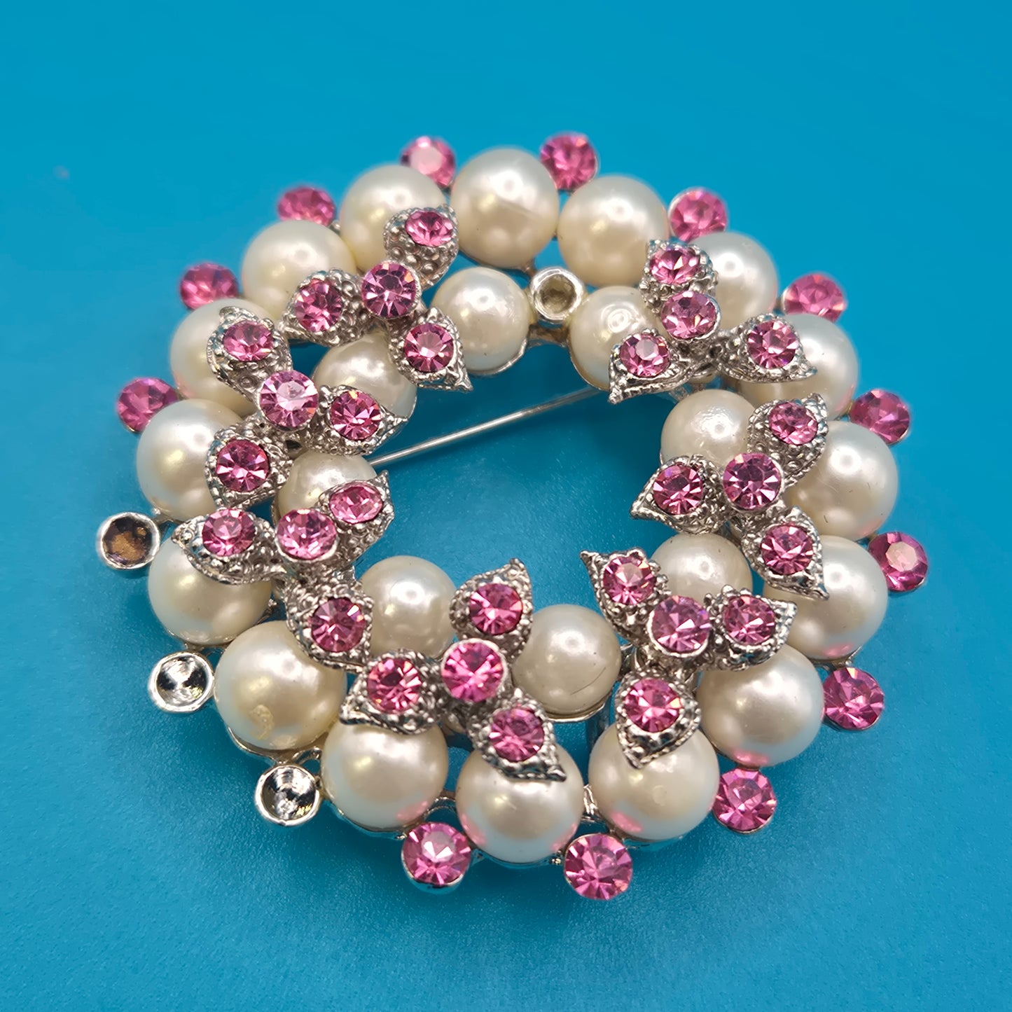 Vintage Brosche in Kranzform mit Perlen und rosa Strasssteinen
