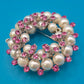 Vintage Brosche in Kranzform mit Perlen und rosa Strasssteinen