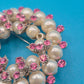 Vintage Brosche in Kranzform mit Perlen und rosa Strasssteinen