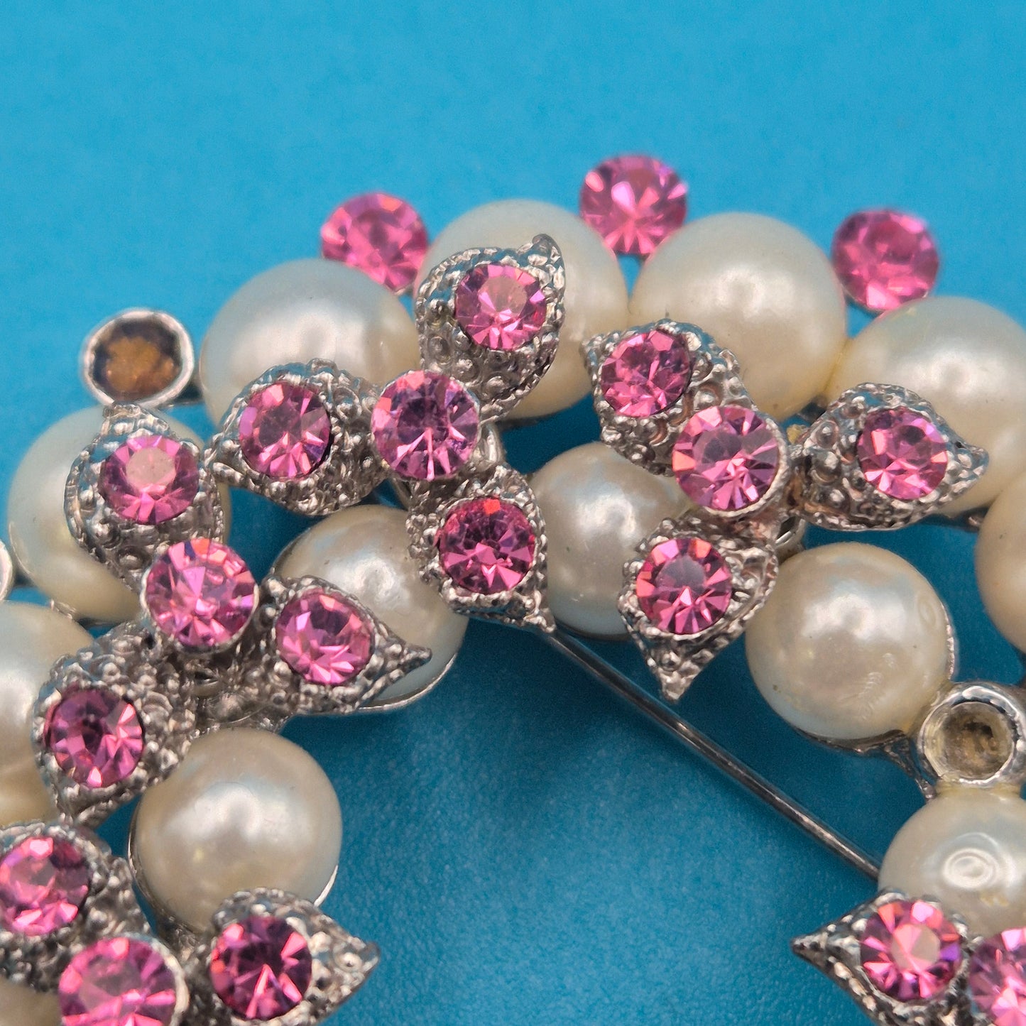 Vintage Brosche in Kranzform mit Perlen und rosa Strasssteinen