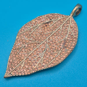 Vintage Blatt-Anhänger in Roségold-Optik mit funkelnden Strasssteinen