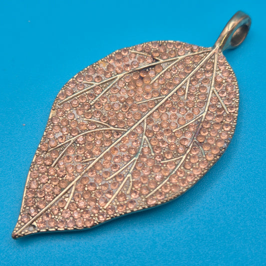 Vintage Blatt-Anhänger in Roségold-Optik mit funkelnden Strasssteinen