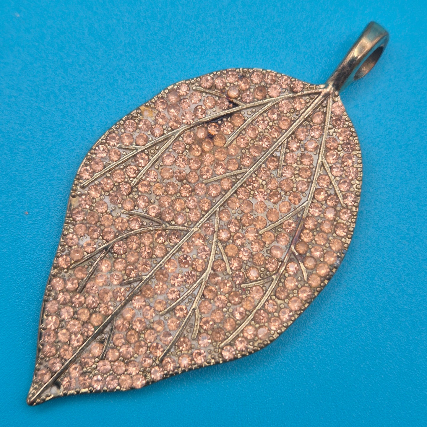 Vintage Blatt-Anhänger in Roségold-Optik mit funkelnden Strasssteinen
